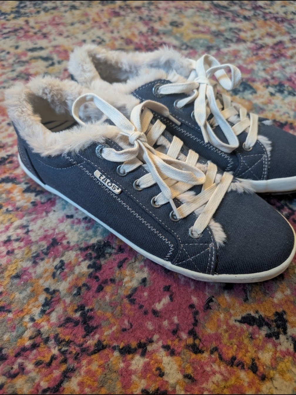 Taos Navy Canvas Sneakers With Cream Faux-Fur Trim Sz 9